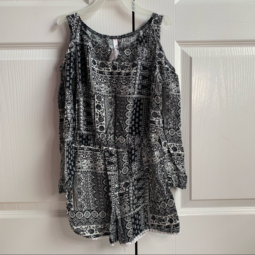 Black & White zentagle, cold-shoulder romper
